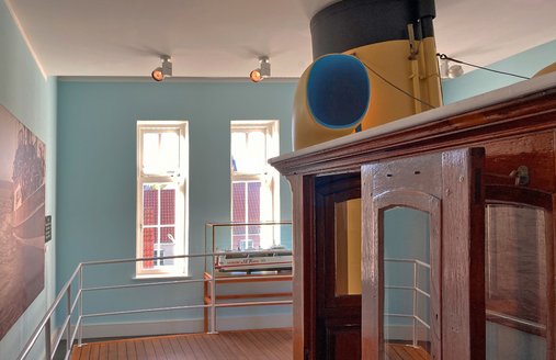 Blick auf das Deck der HABICHT. Rundherum ist eine Reling. Hinter dem Steuerhaus ist der Schornstein des Salondampfers HABICHT angedeutet. Dieser ist in Leichtbauweise als Requisit gebaut worden. 
