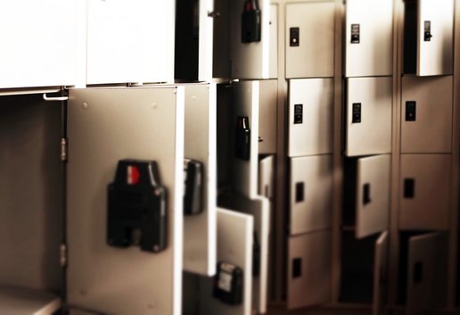 Die Farbfotografie ist eine Detailaufnahme von Schließfächern. Einige von ihnen sind geöffnet, andere sind verschlossen.