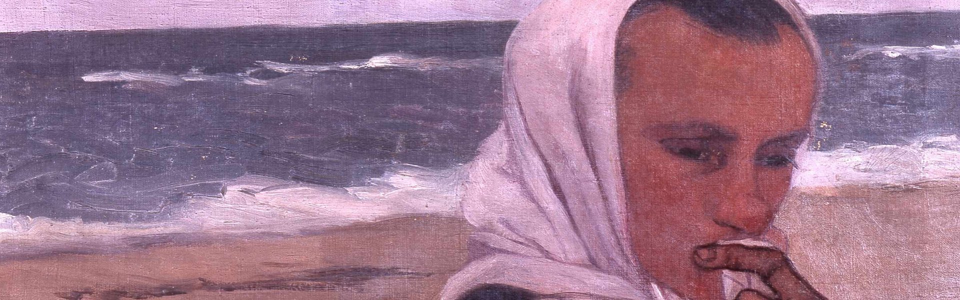 Ein buntes Gemälde. Auf der rechten vorderen Seite ist ein Mädchen von Kopf bis zur Brust zu sehen. Sie trägt eine dunkelblaue Jacke und ein weißes Kopftuch. Mit ihrer linken Hand hält sie ein weißes Tuch an den Mund. Im Hintergrund ist ein Strand zu sehen und das Meer.