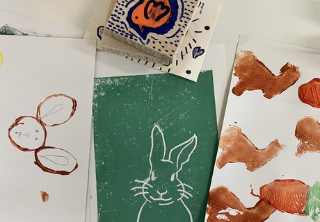 Es werden Karten für Ostern gedruckt.