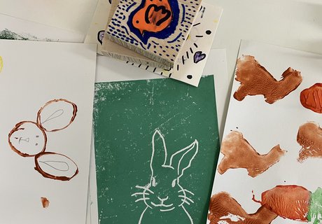 Es werden Karten für Ostern gedruckt.