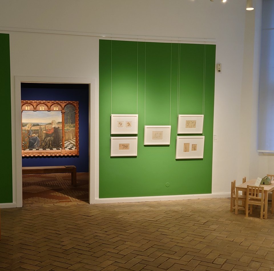 Es ist ein Raum zu sehen, in dem mehrere Bilder einer Ausstellung hängen.