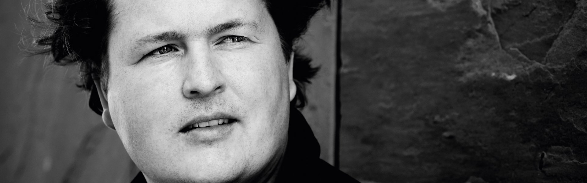 Auf dem Foto ist ein Mann mit dunklen Haaren zu sehen. Es handelt sich um den Autor Jan Christophersen.