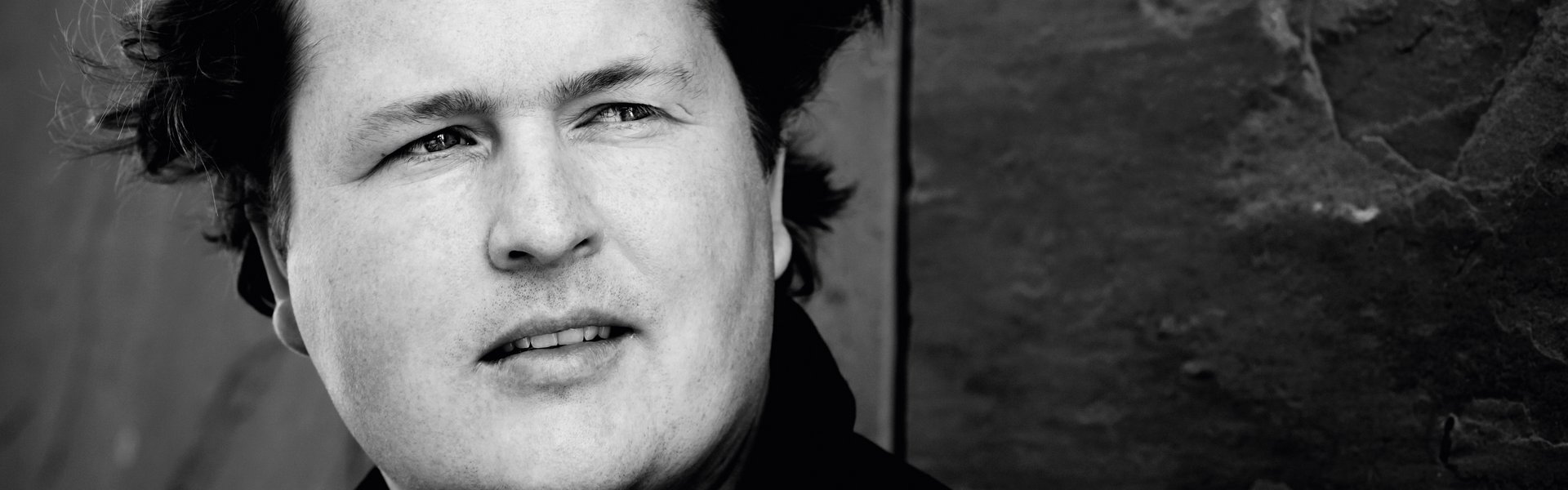 Auf dem Foto ist ein Mann mit dunklen Haaren zu sehen. Es handelt sich um den Autor Jan Christophersen.