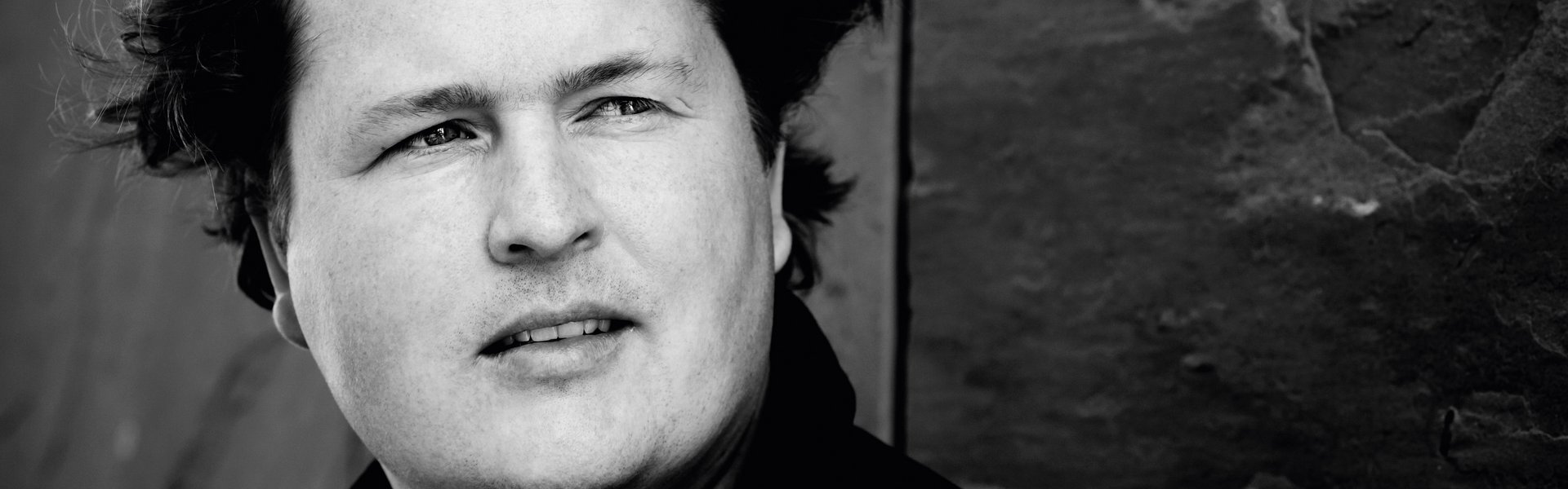 Auf dem Foto ist ein Mann mit dunklen Haaren zu sehen. Es handelt sich um den Autor Jan Christophersen.