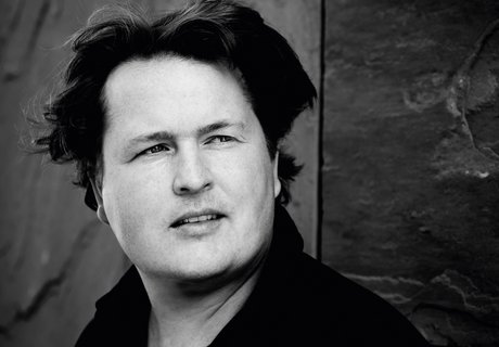 Auf dem Foto ist ein Mann mit dunklen Haaren zu sehen. Es handelt sich um den Autor Jan Christophersen.