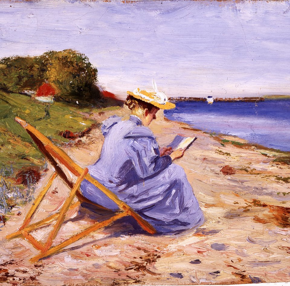 En kvinde sidder i en liggestol og har på sig en blå kjole med en stråhat. Hun læser bøger og er bøjet forover. Man kan se stranden og havet med et skib bag hende. Til venstre er en eng med et hus og træer.