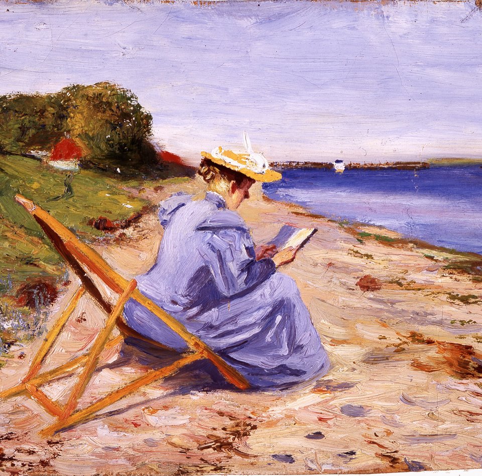 Eine Frau sitzt in einem Liegestuhl und trägt ein blaues Kleid mit einem Strohhut. Sie ist vorgebeugt und liest ein Buch. Hinter ihr sieht man den Strand und das Meer mit einem Boot. Links ist eine Wiese mit einem Haus und Bäumen.