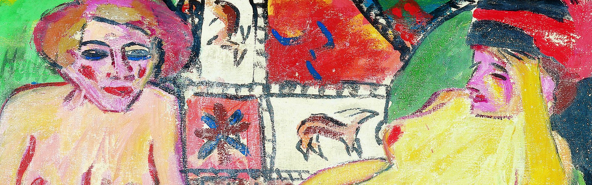 Zwei nackte Frauen sitzen und liegen auf einem Sofa. Im Hintergrund ist ein Teppich mit Tieren an der Wand. Vorne steht ein Tisch mit Früchten.