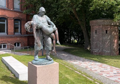Bronzeplastik "Gerettet" vor dem Hans-Christiansen-Haus