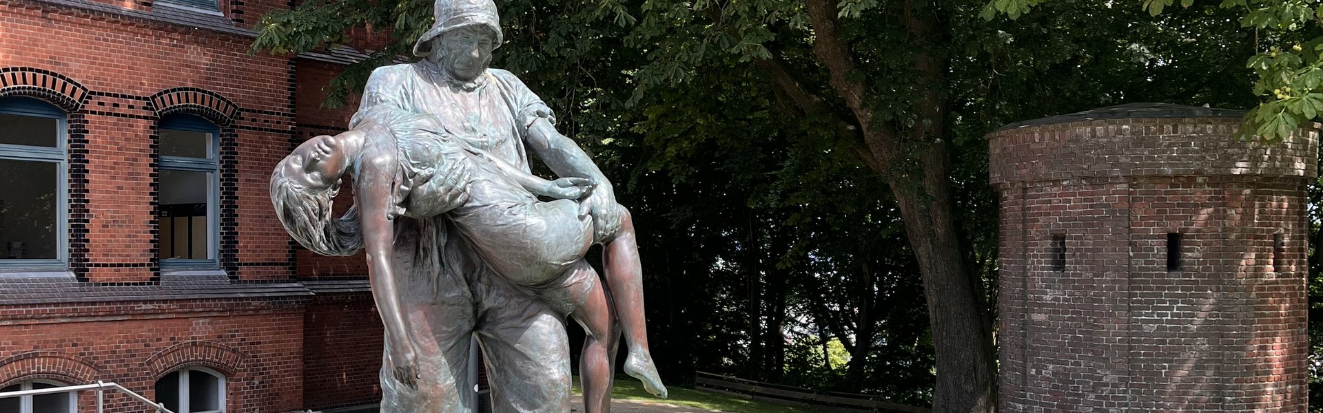 Bronzeplastik "Gerettet" vor dem Hans-Christiansen-Haus