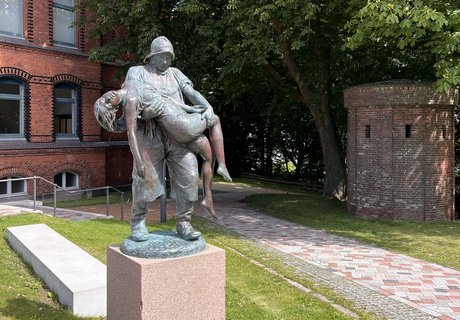 Bronzeplastik "Gerettet" vor dem Hans-Christiansen-Haus