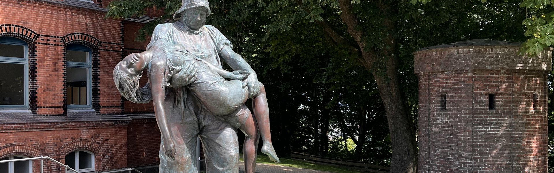 Bronzeplastik "Gerettet" vor dem Hans-Christiansen-Haus