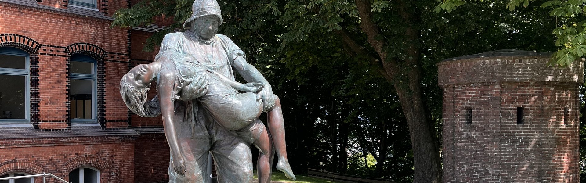Bronzeplastik "Gerettet" vor dem Hans-Christiansen-Haus