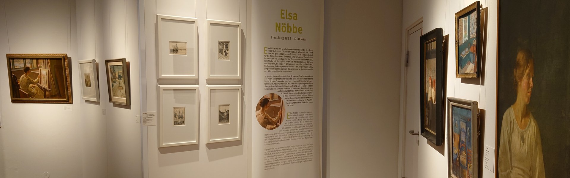 Es ist ein Raum zu sehen, in dem mehrere Bilder einer Ausstellung hängen.