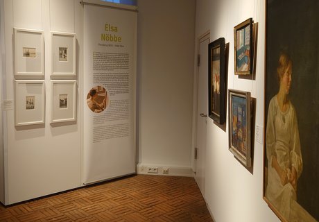 Es ist ein Raum zu sehen, in dem mehrere Bilder einer Ausstellung hängen.