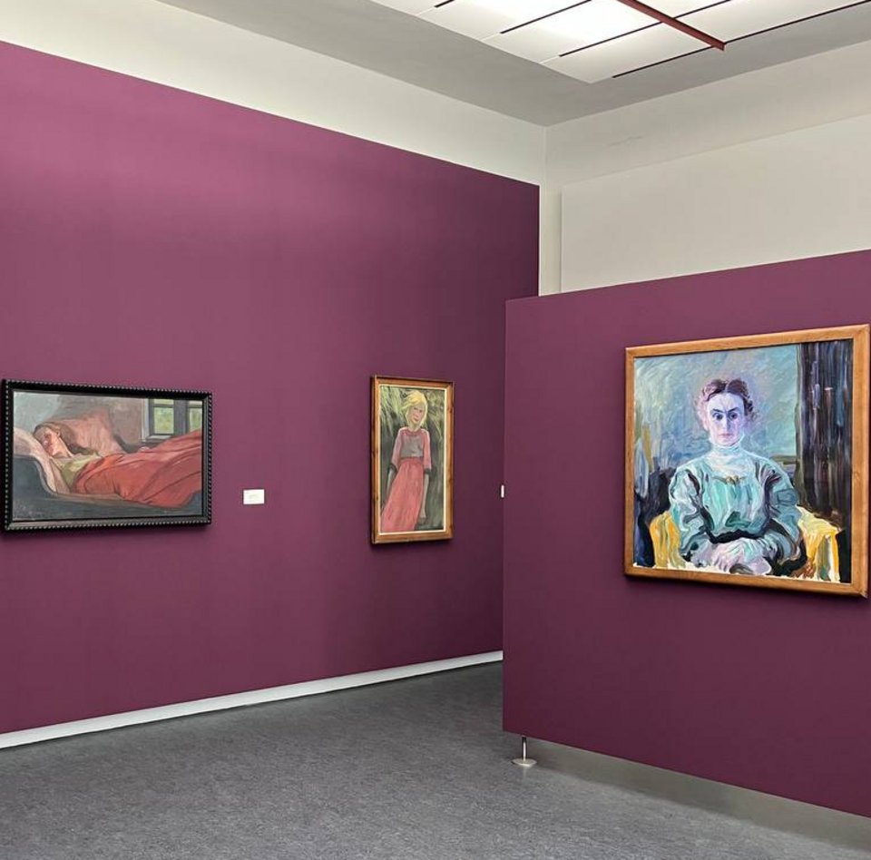 Es sind mehrere Bilder in einem Ausstellungsraum zu sehen.