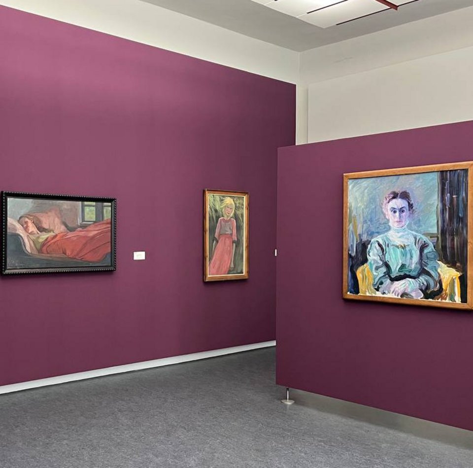 Es sind mehrere Bilder in einem Ausstellungsraum zu sehen.