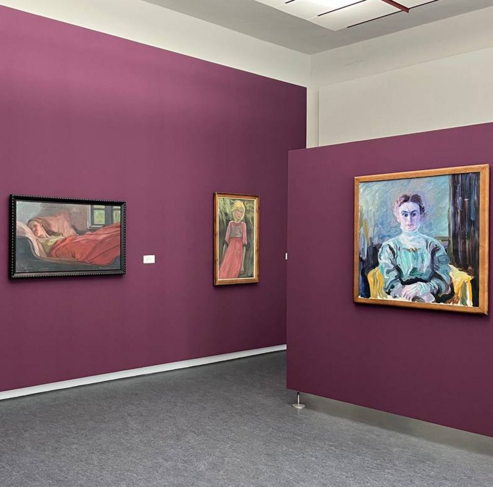 Es sind mehrere Bilder in einem Ausstellungsraum zu sehen.