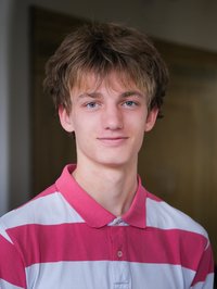 Portrait eines jungen Mannes mit gestreiftem Poloshirt.